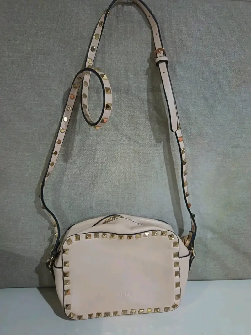 Cartera de cuero con tachas