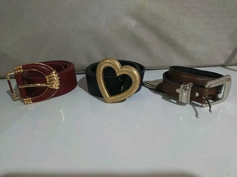 Set de cinturones con hebillas decorativas