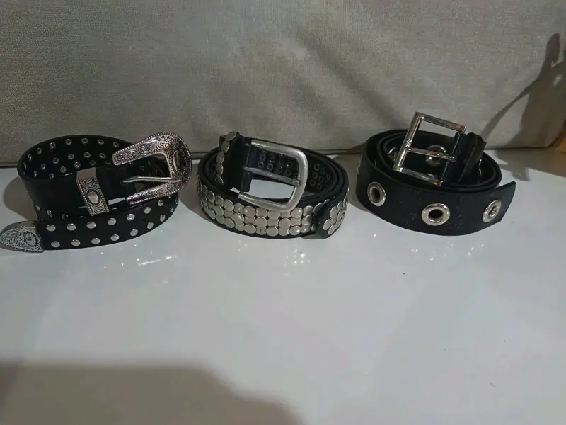Set de cinturones de cuero con tachas