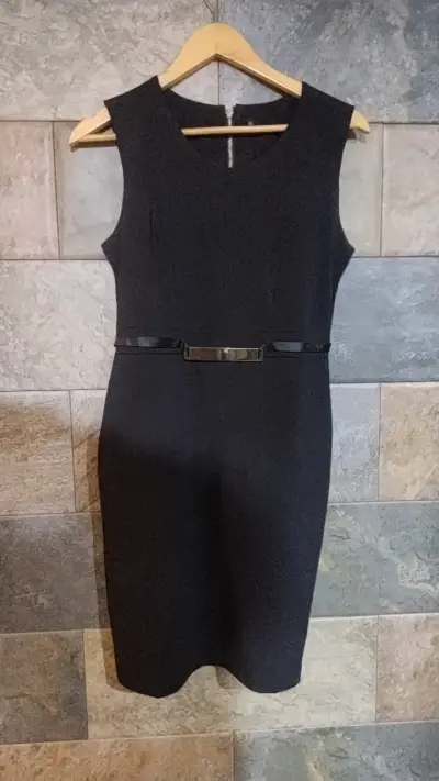 Vestido negro elegante con cinturón - miniatura 1