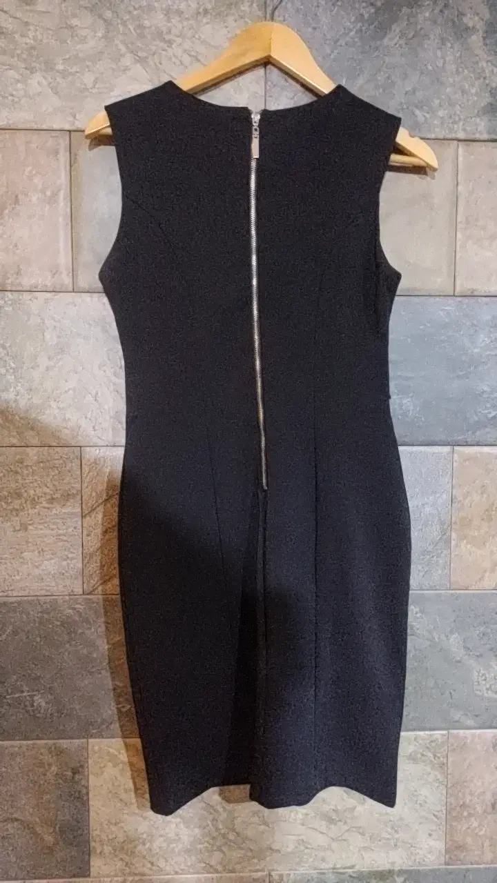 Vestido negro elegante con cinturón - 2