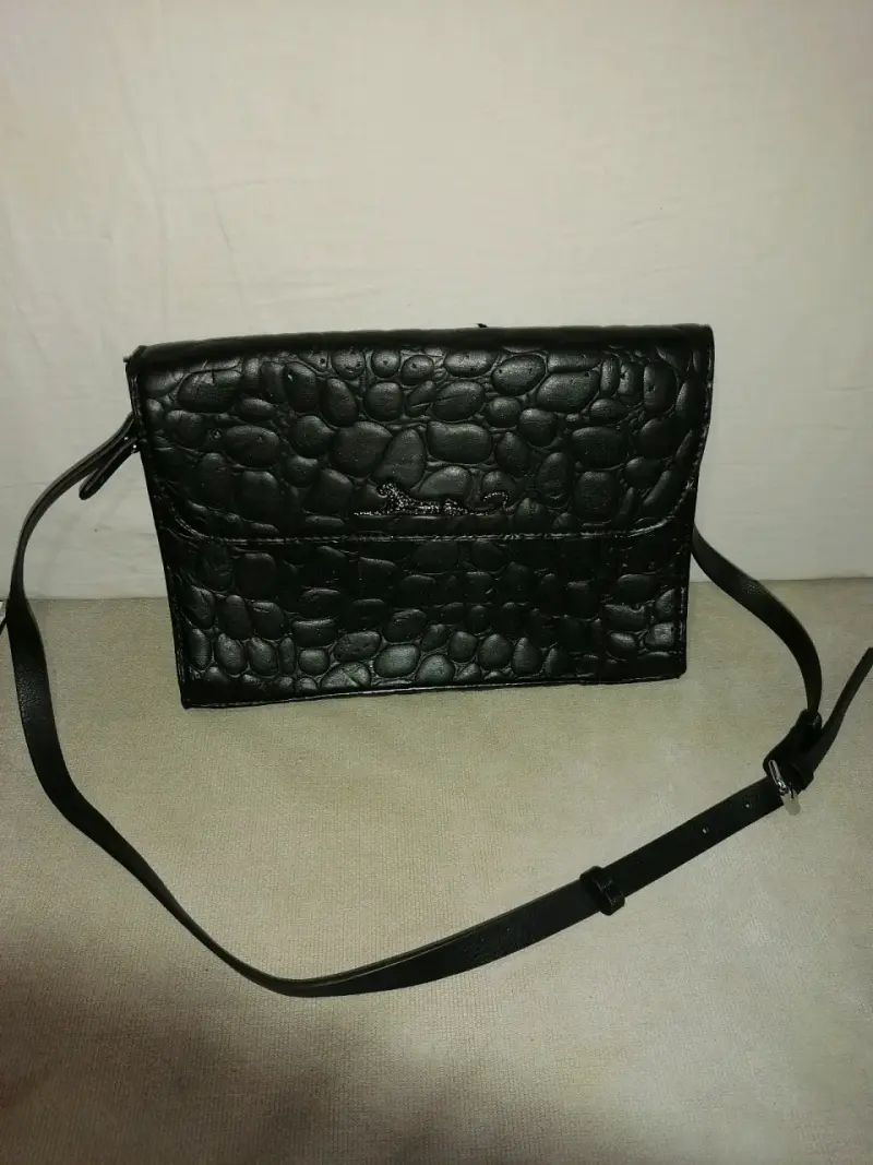 Cartera negra de cuero texturizado