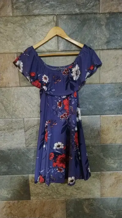 Vestido floral azul con hombros descubiertos - miniatura 1