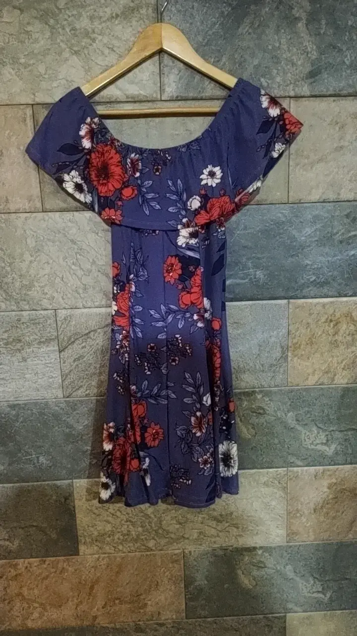 Vestido floral azul con hombros descubiertos - 2