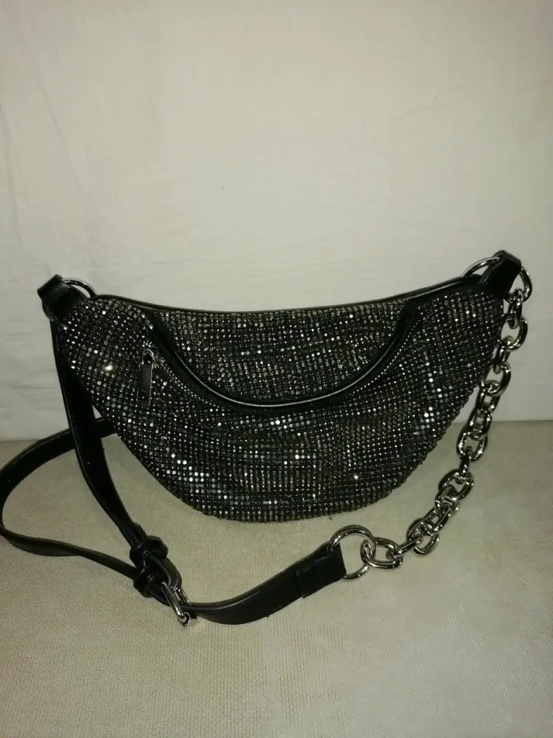Cartera de mano negra con brillantes