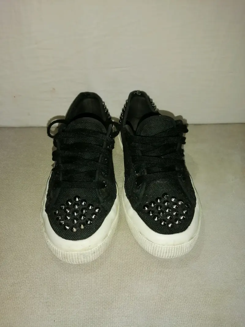 Zapatillas negras con tachas decorativas