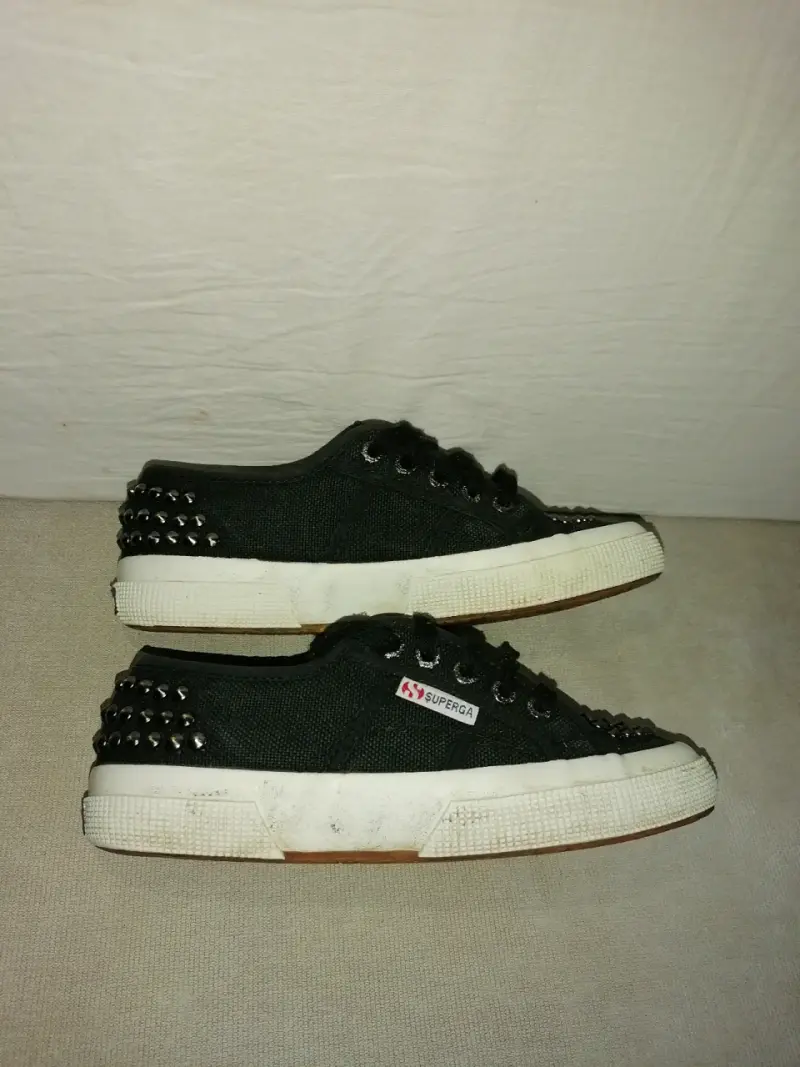 Zapatillas negras con tachas decorativas - 2