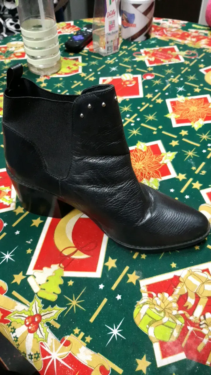 Botín negro de cuero con tacón