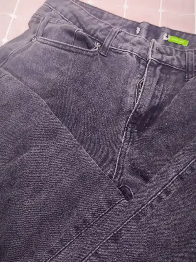 Jeans negros de mezclilla para mujer - miniatura 3