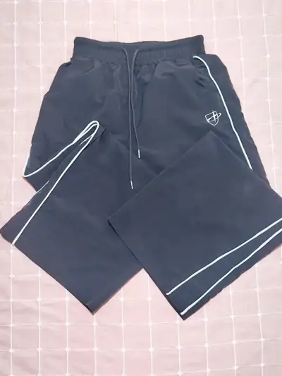 Pantalones deportivos gris con líneas blanca - miniatura 1