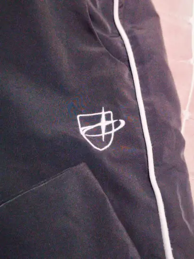 Pantalones deportivos gris con líneas blanca - miniatura 2