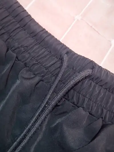 Pantalones deportivos gris con líneas blanca - miniatura 3