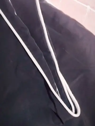 Pantalones deportivos gris con líneas blanca - miniatura 4
