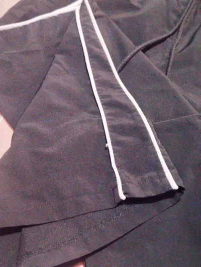 Pantalones deportivos gris con líneas blanca - miniatura 5