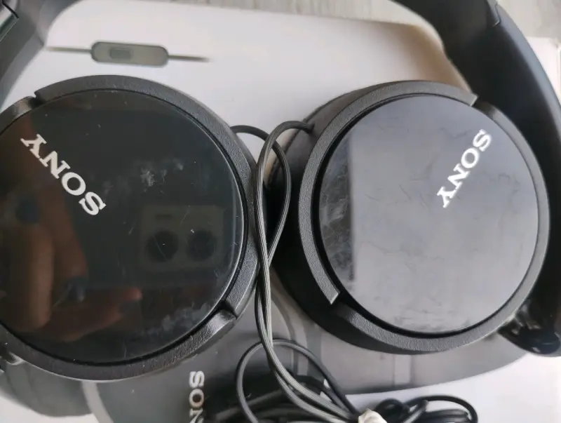 Auriculares Sony con cable y diseño plegable - 2