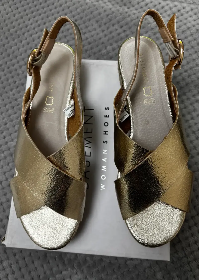 Sandalias doradas Basement