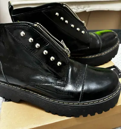 Botines negros con tachas y cierre - miniatura 1