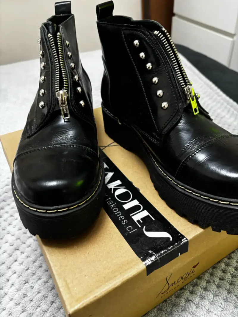 Botines negros con tachas y cierre - 2