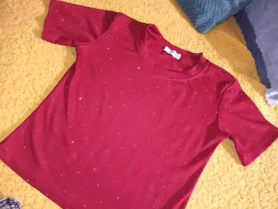 Polera roja y blanca con detalles brillantes - miniatura 1