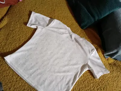 Polera roja y blanca con detalles brillantes - miniatura 2