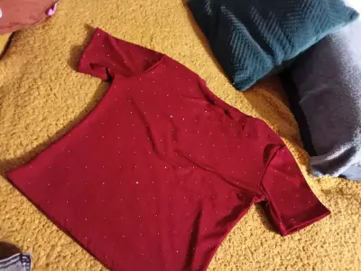 Polera roja y blanca con detalles brillantes - miniatura 4