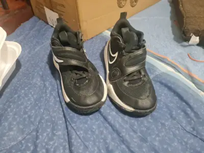 Zapatillas deportivas negras con velcro - miniatura 1