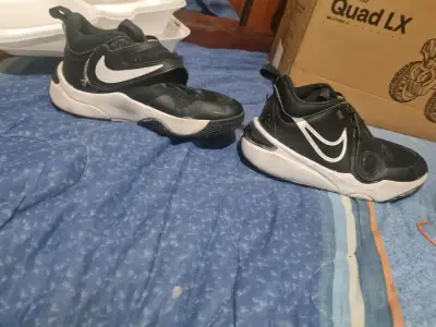 Zapatillas deportivas negras con velcro - miniatura 2