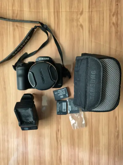 Cámara Samsung con accesorios y estuche - miniatura 1