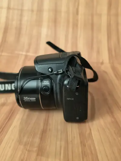 Cámara Samsung con accesorios y estuche - miniatura 2
