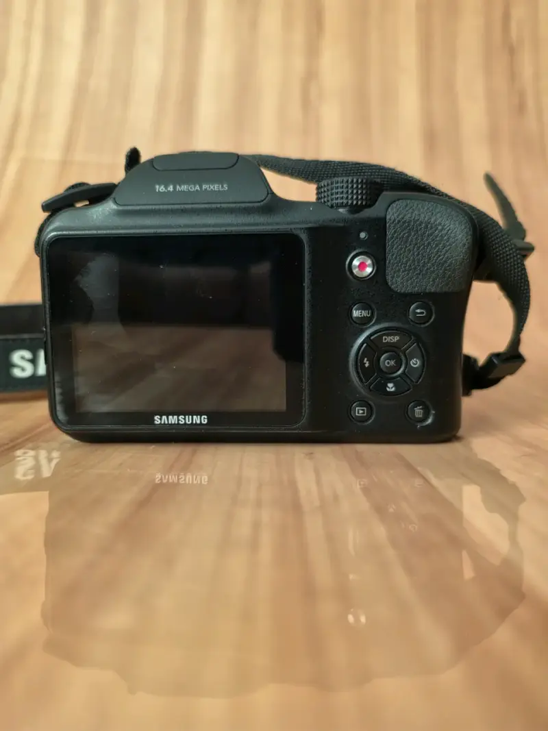 Cámara Samsung con accesorios y estuche - 3