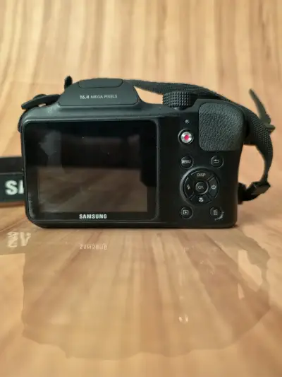 Cámara Samsung con accesorios y estuche - miniatura 3