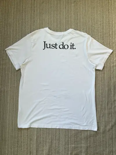 Polera Nike blanca con logo y frase - miniatura 2