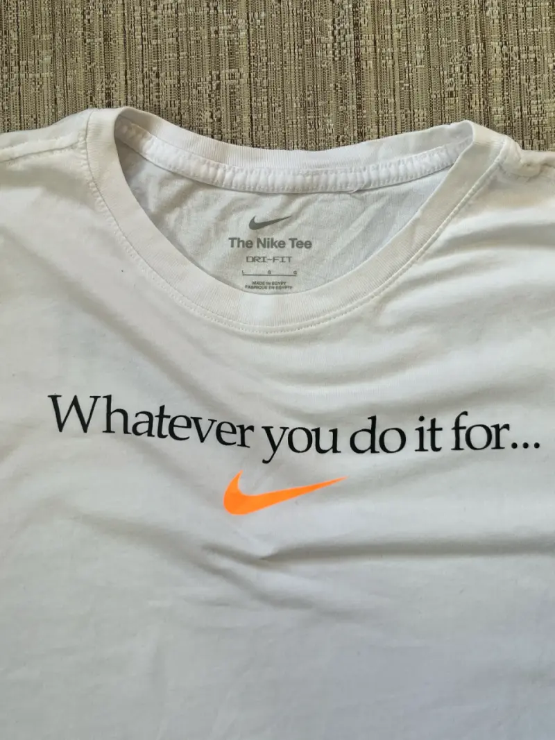 Polera Nike blanca con logo y frase - 3