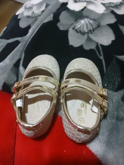 Zapatos de bebé dorados con brillo - miniatura 1