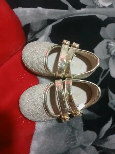 Zapatos de bebé dorados con brillo - miniatura 2