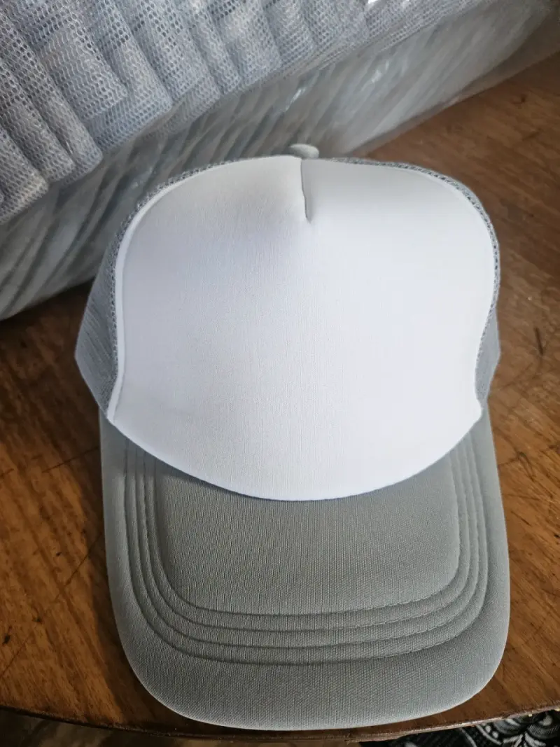 Gorra blanca y gris estilo trucker - 1