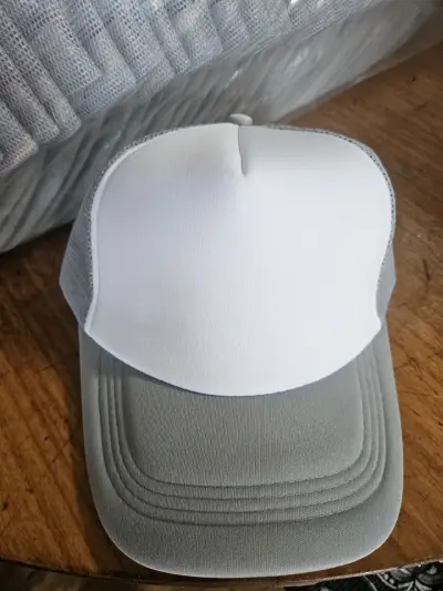 Gorra blanca y gris estilo trucker - miniatura 1