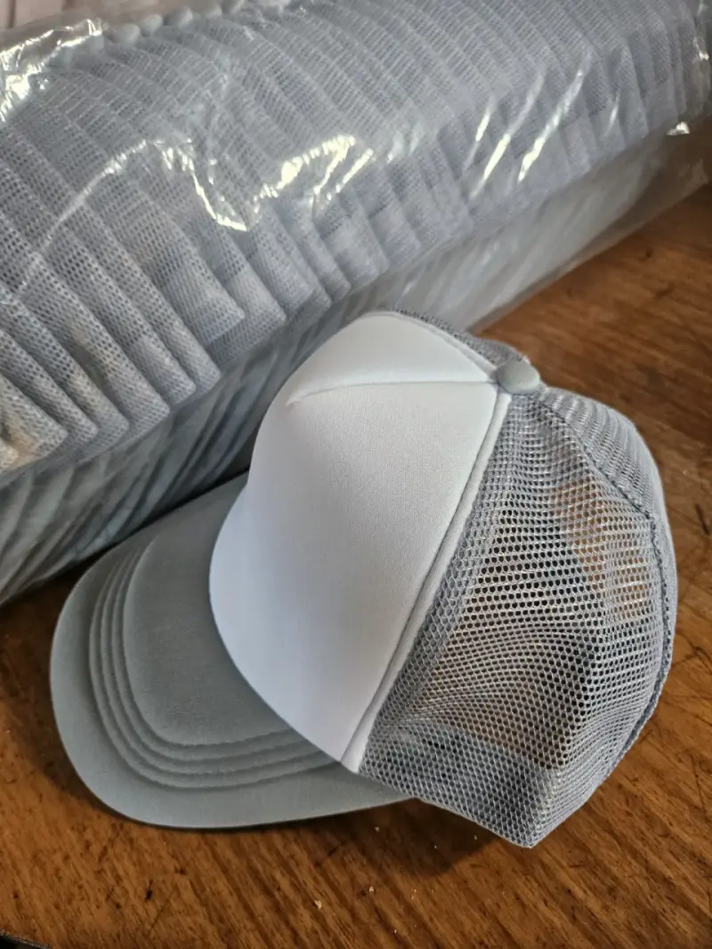 Gorra blanca y gris estilo trucker - 2