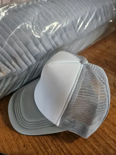 Gorra blanca y gris estilo trucker - miniatura 2