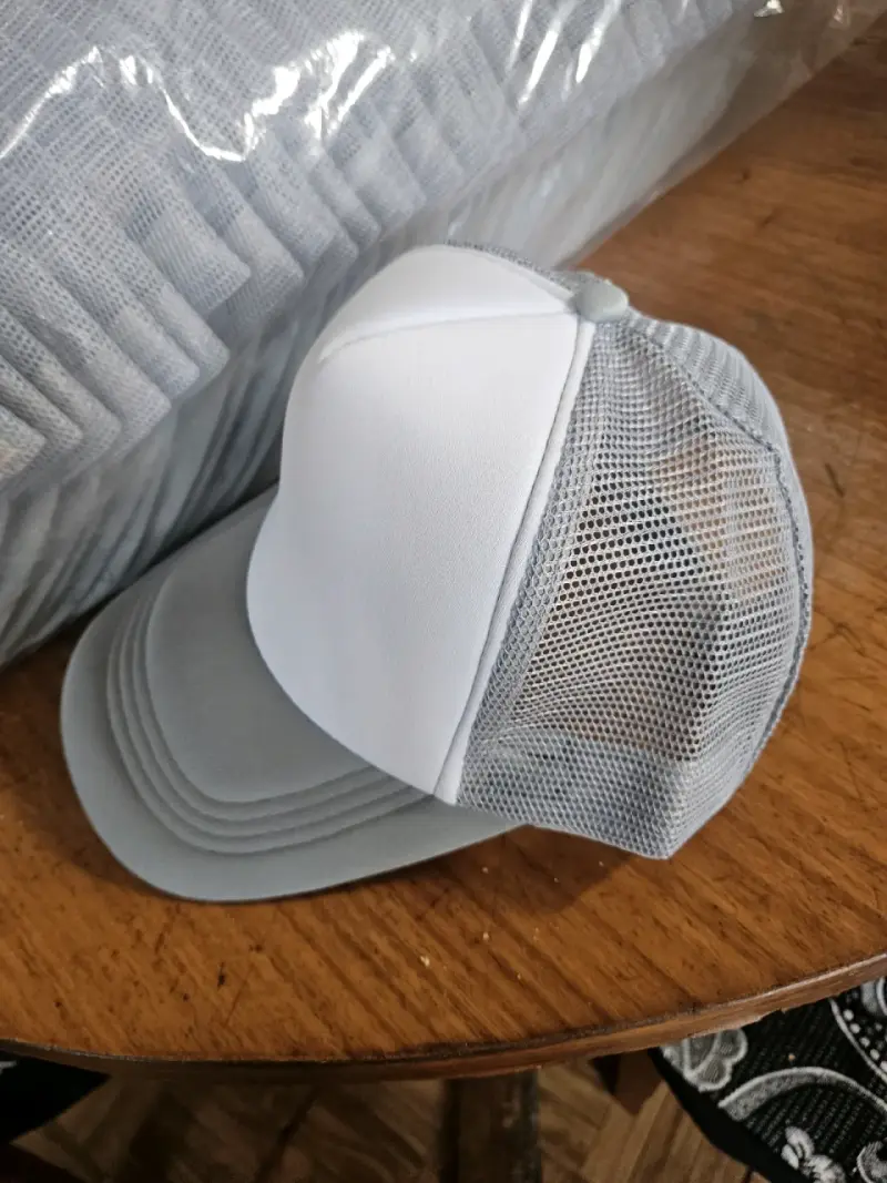 Gorra blanca y gris estilo trucker - 3