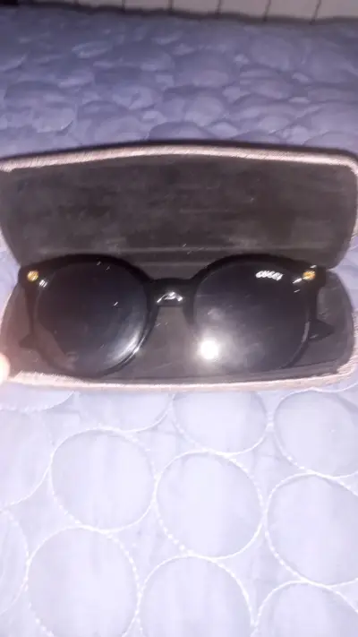 Gafas de sol Gucci negras con estuche - miniatura 1