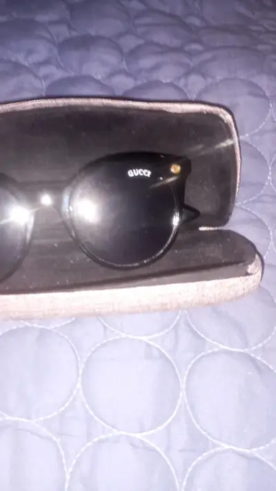 Gafas de sol Gucci negras con estuche - miniatura 2