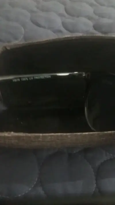 Gafas de sol Gucci negras con estuche - miniatura 3