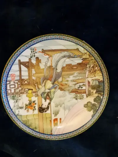Plato decorativo de porcelana con diseño oriental - miniatura 1