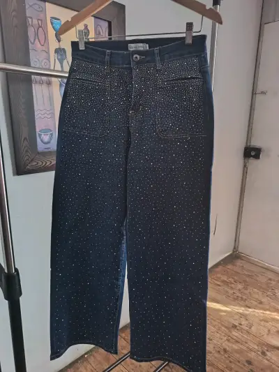 Jeans de mujer con detalles brillantes - miniatura 1