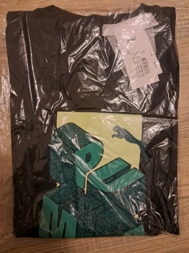 Polera negra Puma con diseño gráfico - 2