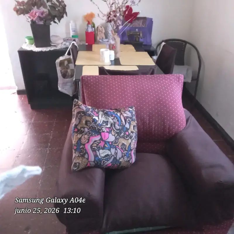 Sofá de tres plazas con cojines decorativos - 3