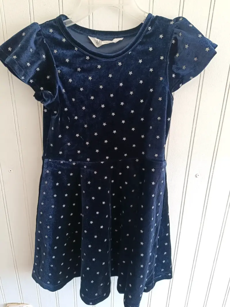 Vestido de terciopelo azul con estrellas