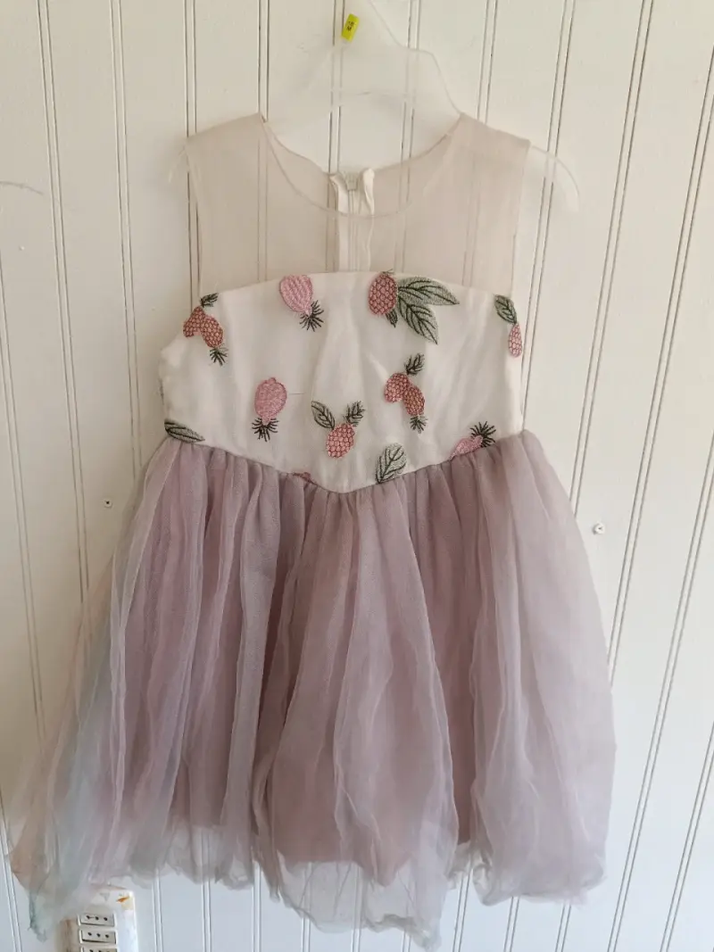 Vestido de niña con bordado floral