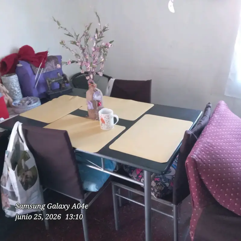 Juego de comedor con sillas y mesa negra